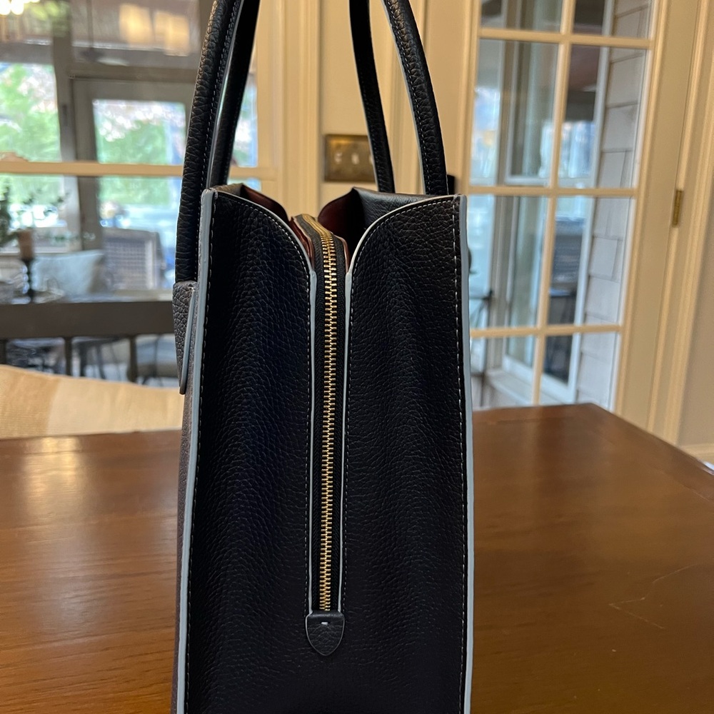 Cashin Carry Tote 29 
Dark navy with a cloud blue piping and oxblood interior - Picture 2 of 12